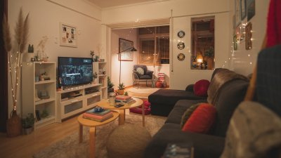 Waarom één plafondlamp je woonkamer altijd verkeerd laat aanvoelen
