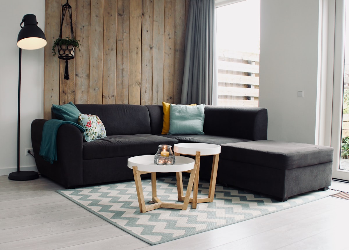 Een groter vloerkleed verandert je woonkamer meer dan je denkt