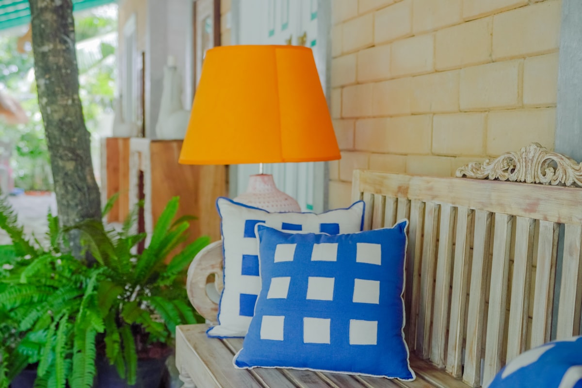 Warme kleuren en brede strepen veroveren je terras